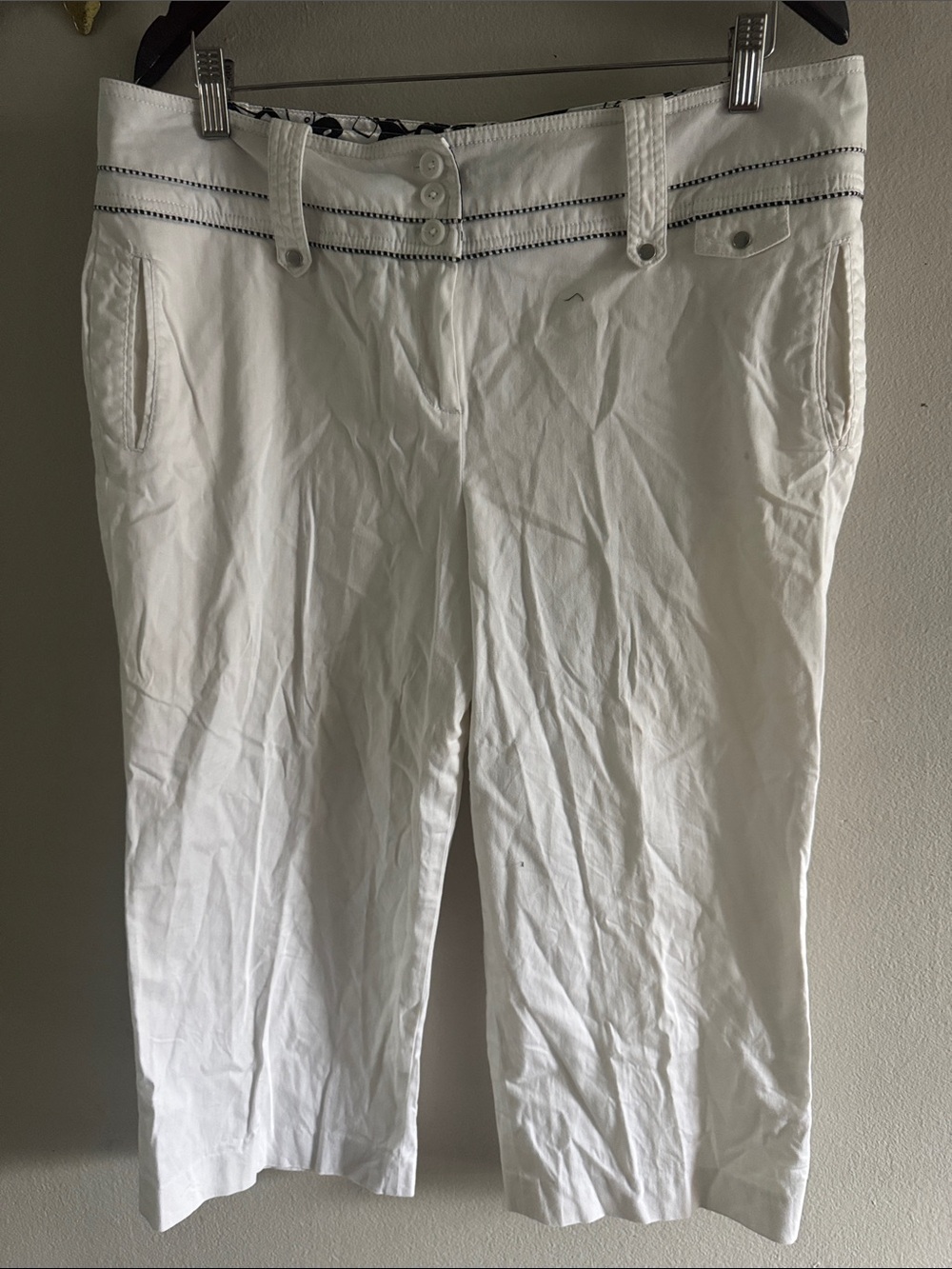 Larry Levine White Cropped Jeans with Contrast Waist Stitching